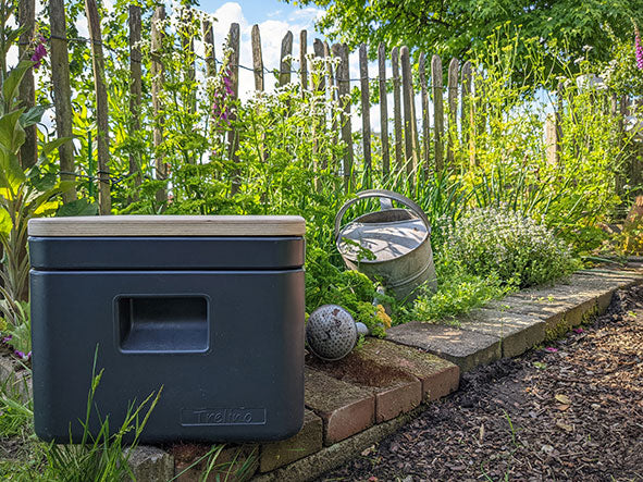 Toilettes à compostage mobile avec fonction de séparation dans le jardin