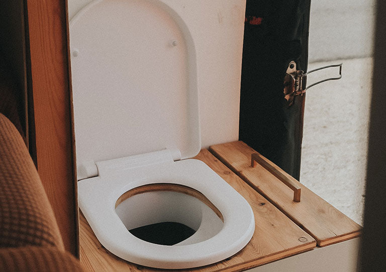 Trockentrenntoilette bauen oder kaufen: Was sind die Vor- und Nachteile?