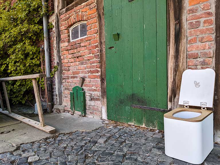 L'urine comme fertilisant dans le jardin : l'or liquide des toilettes à séparation