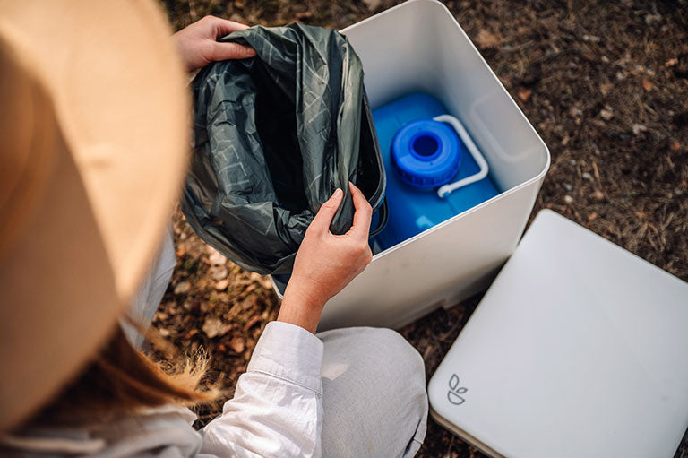 What must not go into the composting toilet? These 5 things do not belong in the toilet!
