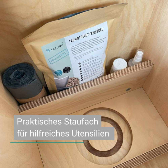 Trenntoilette Trelino Timber Blick in Innenraum, mit Staufach für Toilettenreiniger, Urinkanisterzusatz und Streu für Trenntoiletten.