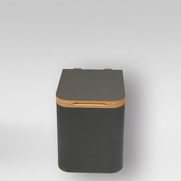 Komposttoilette Trelino Timber M in Anthrazit mit Holzdeckel, rechteckig und kompakt.