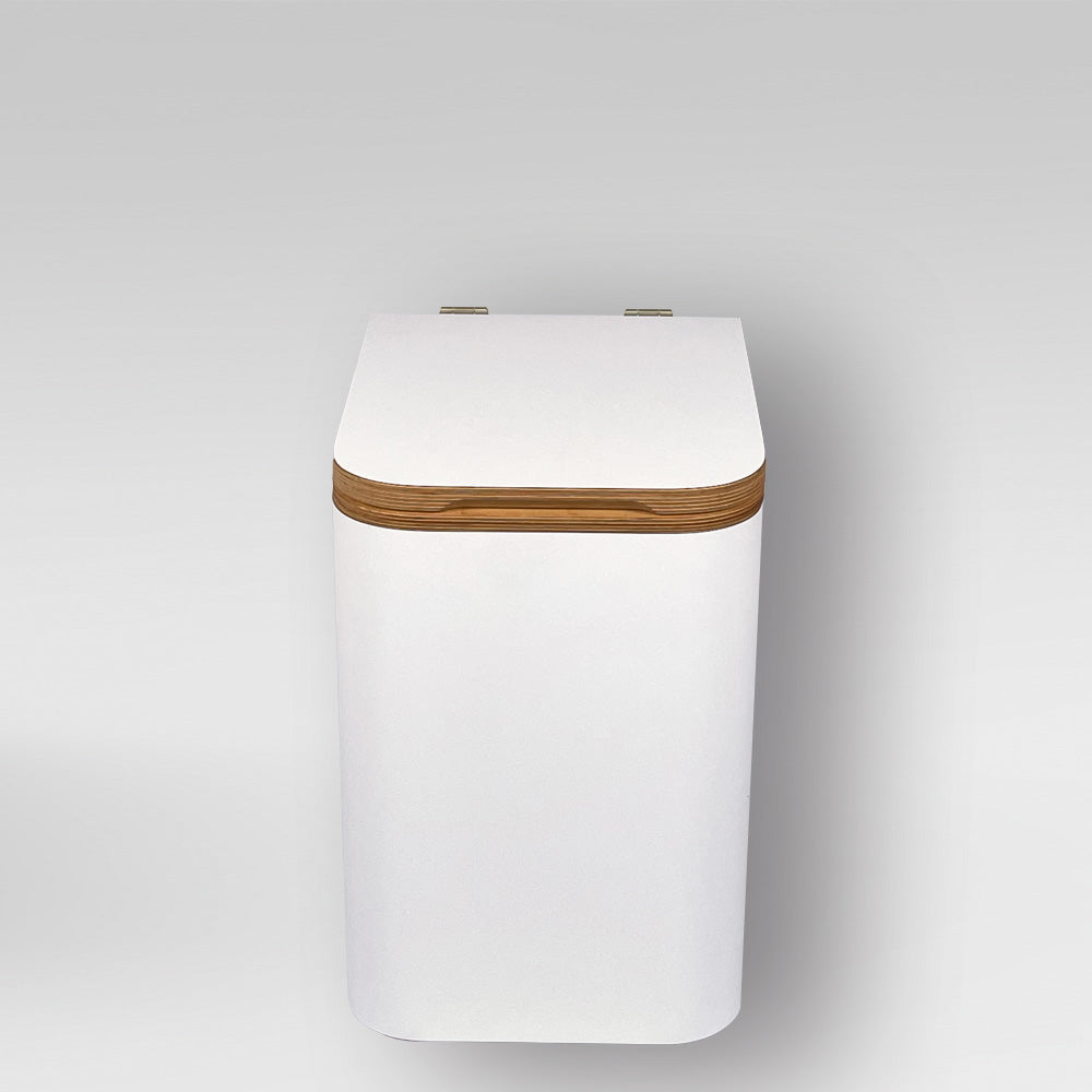 Weißes Komposttoilette mit Holzdeckel, modernes rechteckiges Design, kompakte Form.