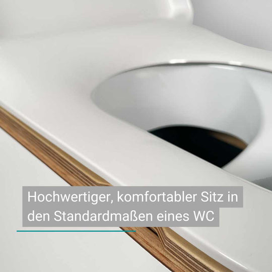 Trenntoilette mit weißem Trenneinsatz und Holzverkleidung in modernem Design.