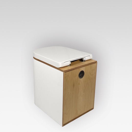 Moderner Trockentrenntoilette mit weißem Toiletten-Sitz und Holzfront im Luxus Design.