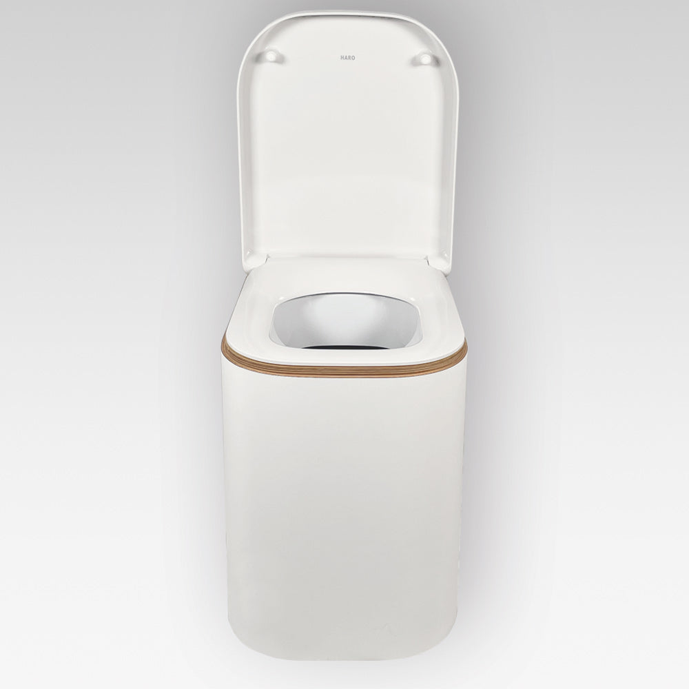 Komposttoilette mit weißem, modernem Design und Holzdekor am Sitzrand, Deckel offen.