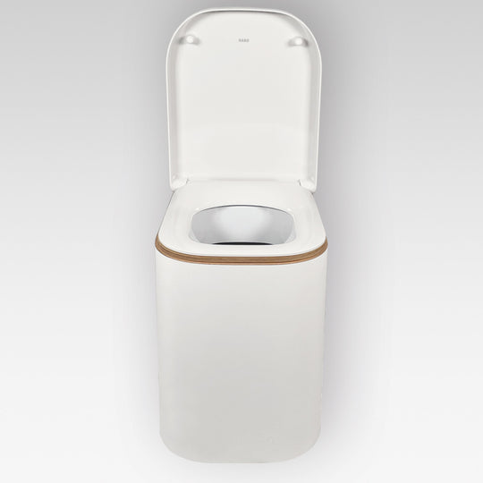 Komposttoilette mit weißem, modernem Design und Holzdekor am Sitzrand, Deckel offen.