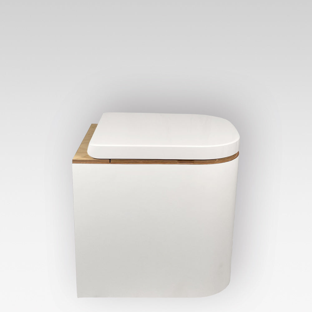 Weiße moderne Trockentrenntoilette aus Holz mit Kunststoffbeschichtung im edlen Design.