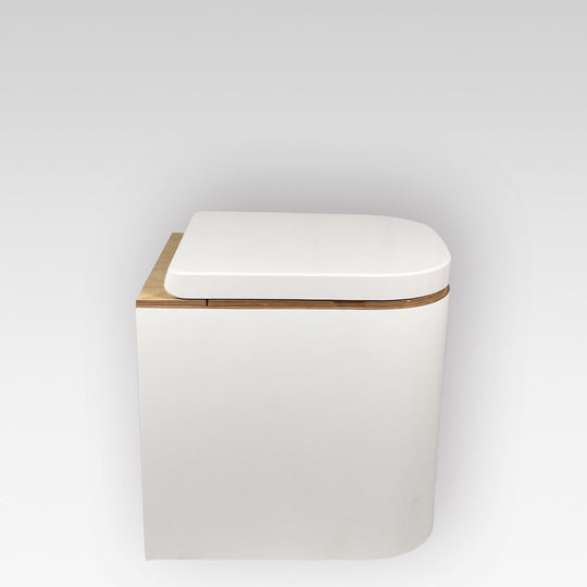 Weiße moderne Trockentrenntoilette aus Holz mit Kunststoffbeschichtung im edlen Design.