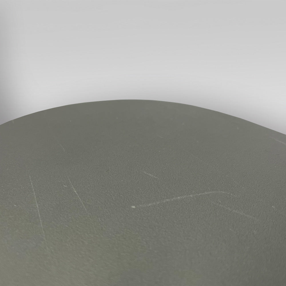 Kratzer auf dem Deckel der Trockentrenntoilette Trelino Evo.