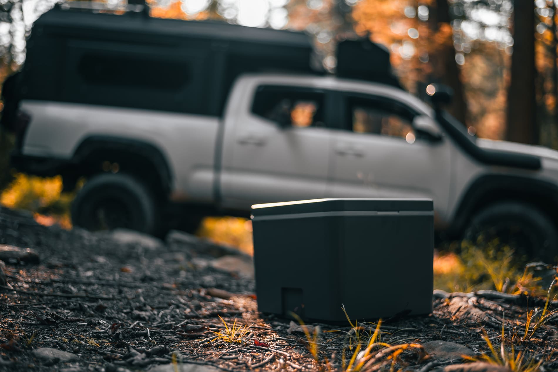 Camping Klo Trelino Evo im Wald mit Fahrzeug