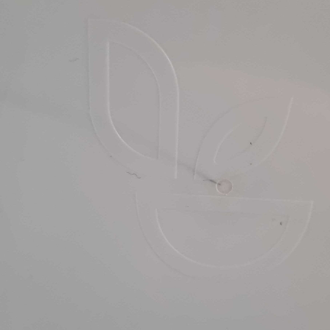 Leichte optische Schramme auf dem Logo einer weißen Trelino Campingtoilette – Trelino Sonderposten.