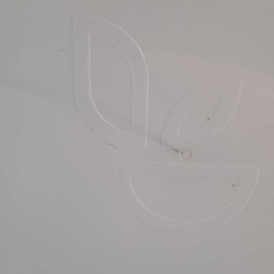 Leichte optische Schramme auf dem Logo einer weißen Trelino Campingtoilette – Trelino Sonderposten.