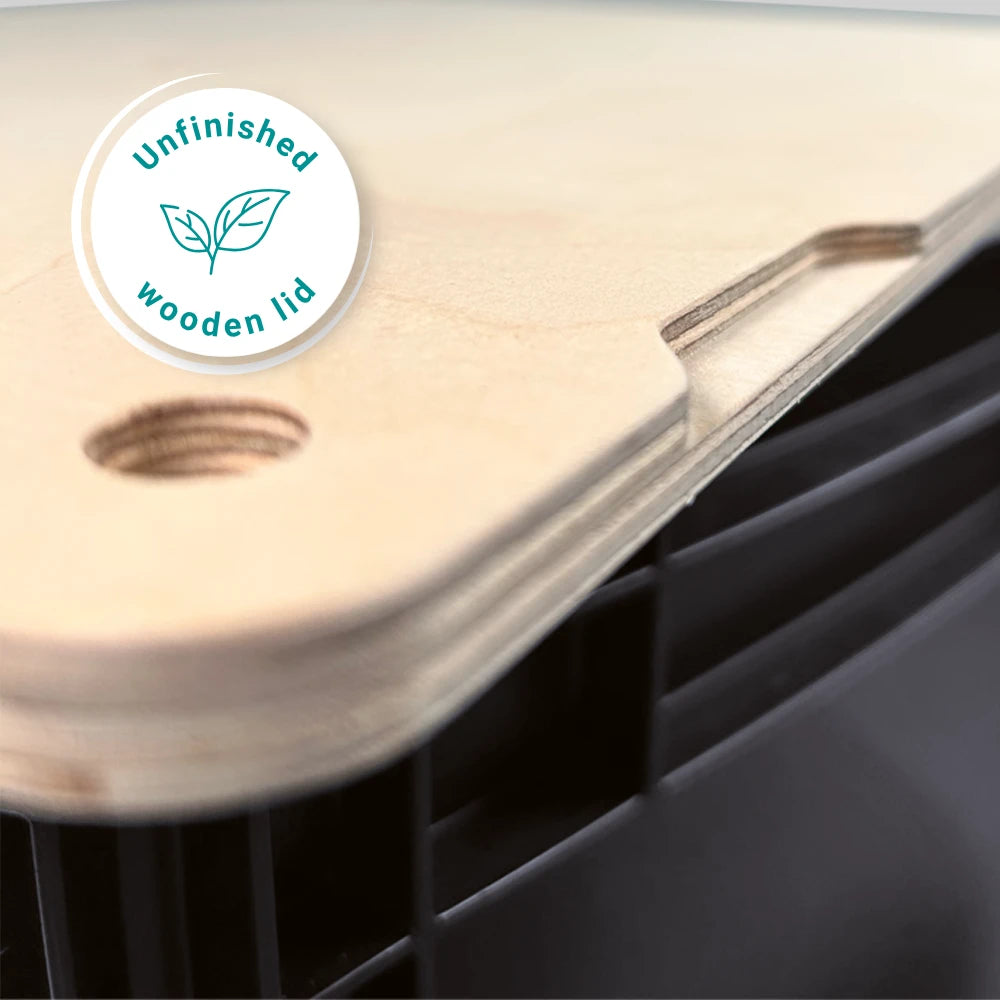 Autarkes Eurobox Campingklo mit günstigem, naturbelassenem Holzdeckel in Anthrazit.