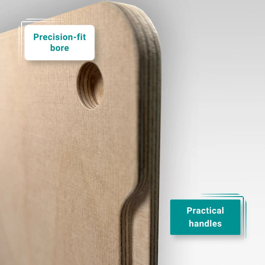 Nahaufnahme eines hellen Eurobox Holzdeckels mit präzise passendem Loch und praktischen Griffen, Trenntoilette.