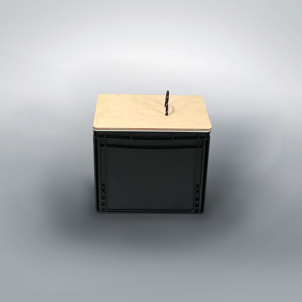 Camping_Klo Eurobox grau mit hellem Holzdeckel und schwarzem Griff von Trelino.