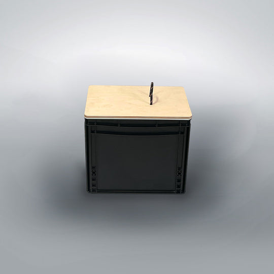 Camping_Klo Eurobox grau mit hellem Holzdeckel und schwarzem Griff von Trelino.