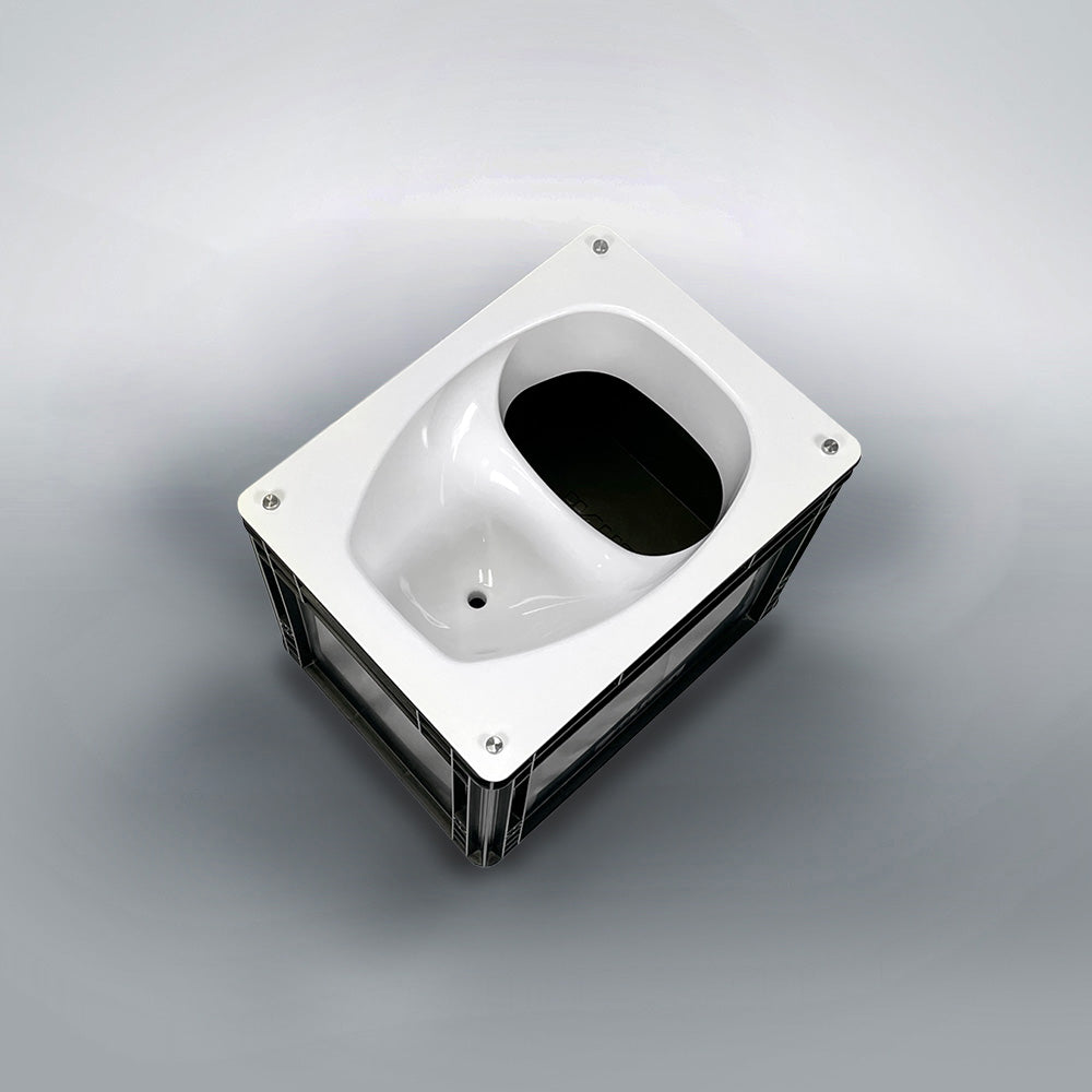 Kompakte weiße DIY Eurobox Trenntoilette mit schwarzem Gehäuse aus Kunststoff und Blick auf den weißen Trenneinsatz.