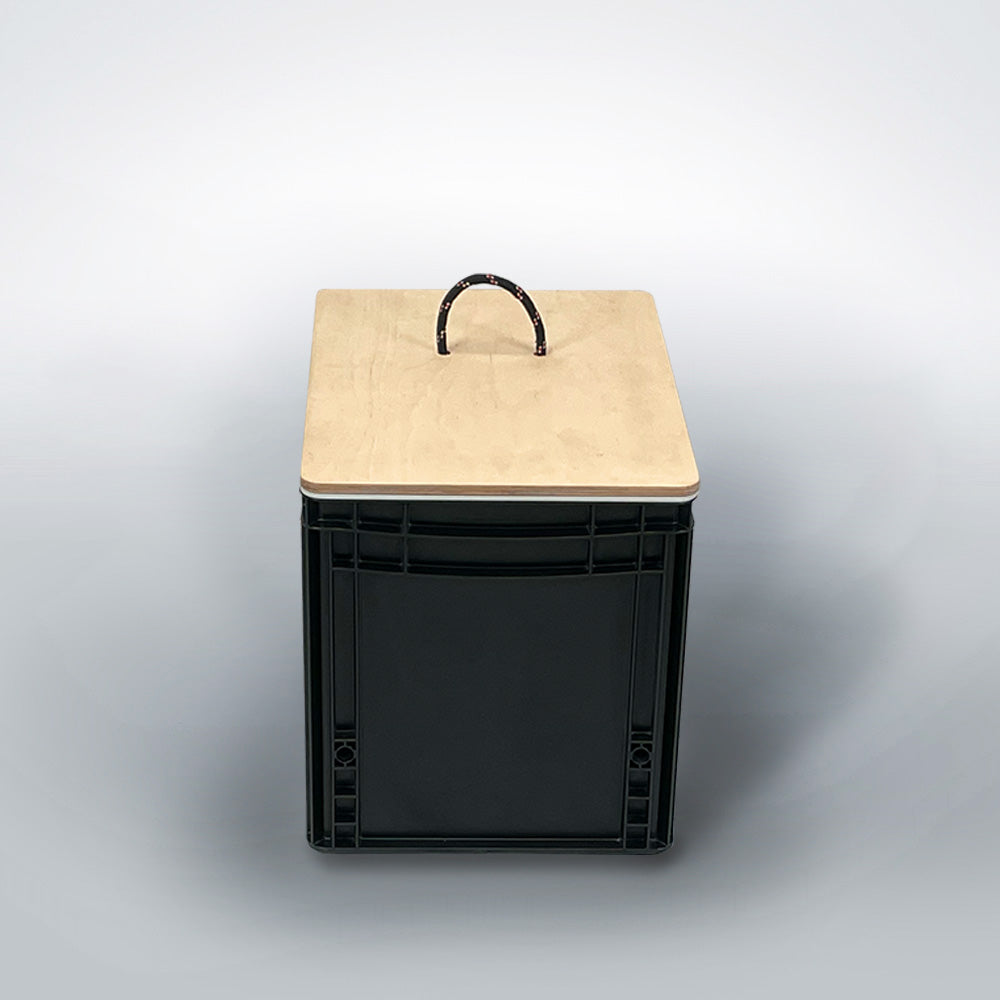 Kompakte anthrazitfarbene Eurobox Trenntoilette mit hellem Holzdeckel und schwarzem Tragegriff.