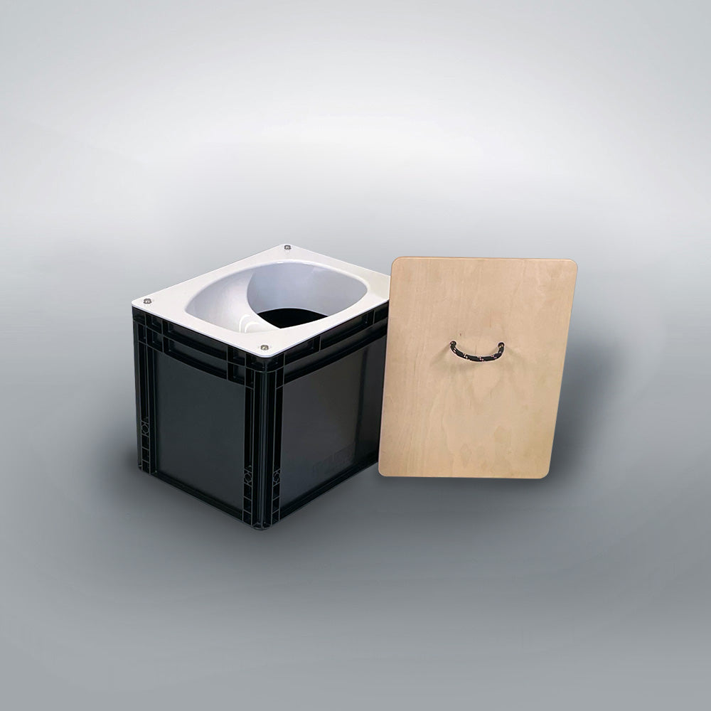 Schwarze Eurobox Trenntoilette mit weißem Toiletteneinsatz und abnehmbarem Holzdeckel mit Griff.