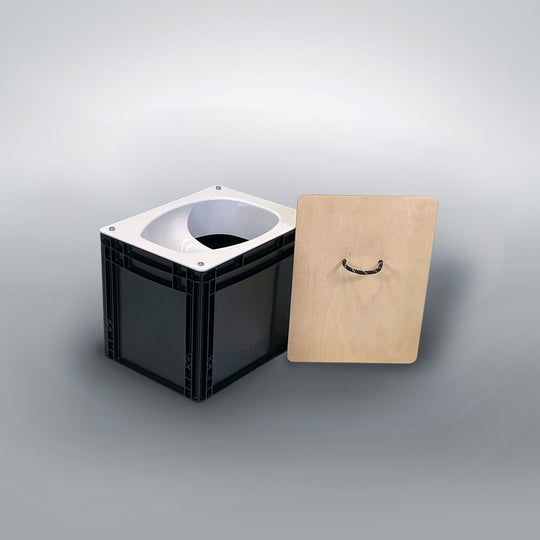 Schwarze Eurobox Trenntoilette mit weißem Toiletteneinsatz und abnehmbarem Holzdeckel mit Griff.