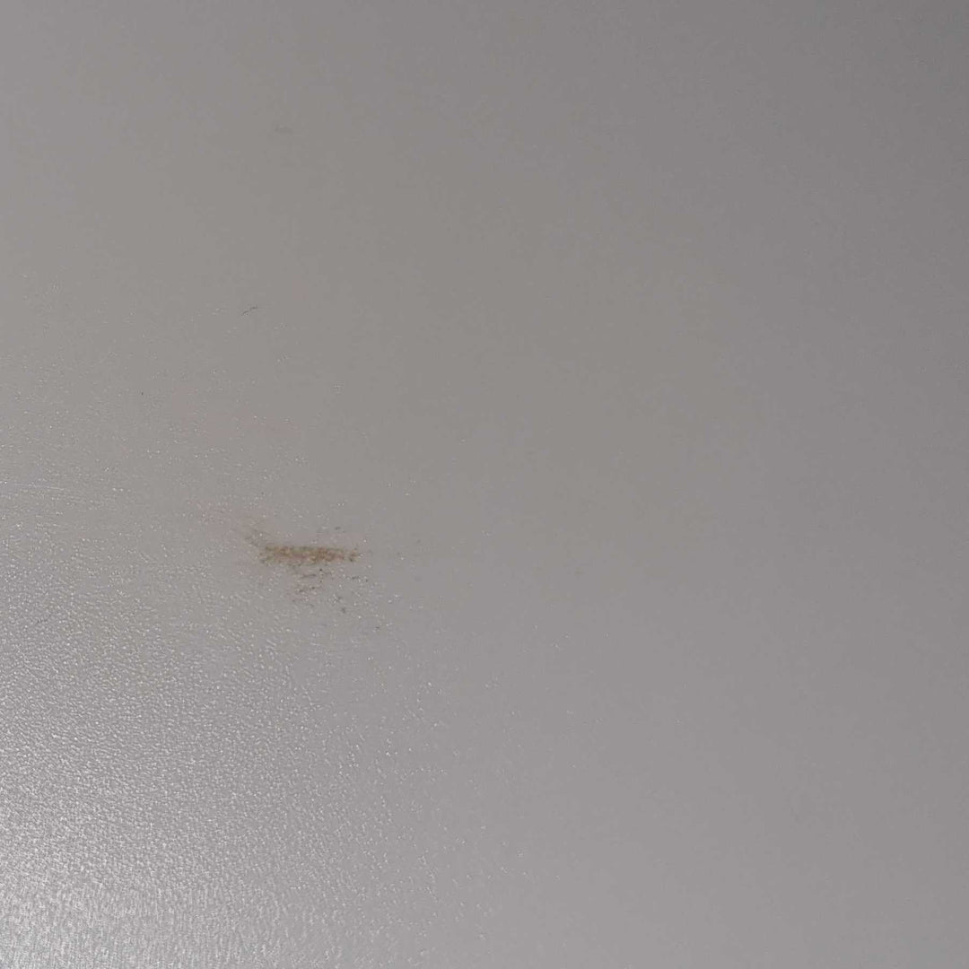 Oberflächliche Verfärbung am weißen Korpus einer Trelino Evo Trockentrenntoilette