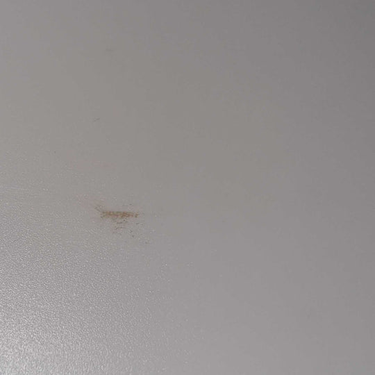 Oberflächliche Verfärbung am weißen Korpus einer Trelino Evo Trockentrenntoilette