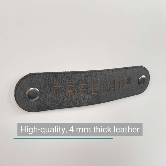 Schwarzes Ledergriffband mit eingeprägtem Trelino-Logo und zwei Metallknöpfen.