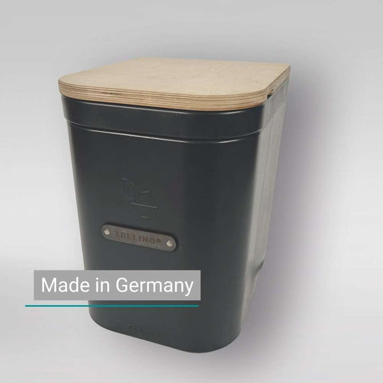 Griffset für Trenntoilette aus Holz von der Seite.