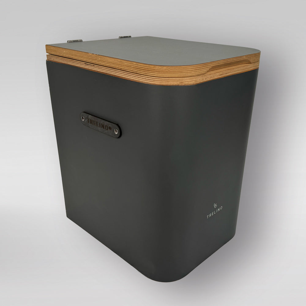 Schwarzes Griffset an Trenntoilette mit Holzdeckel und abgerundeten Kanten.