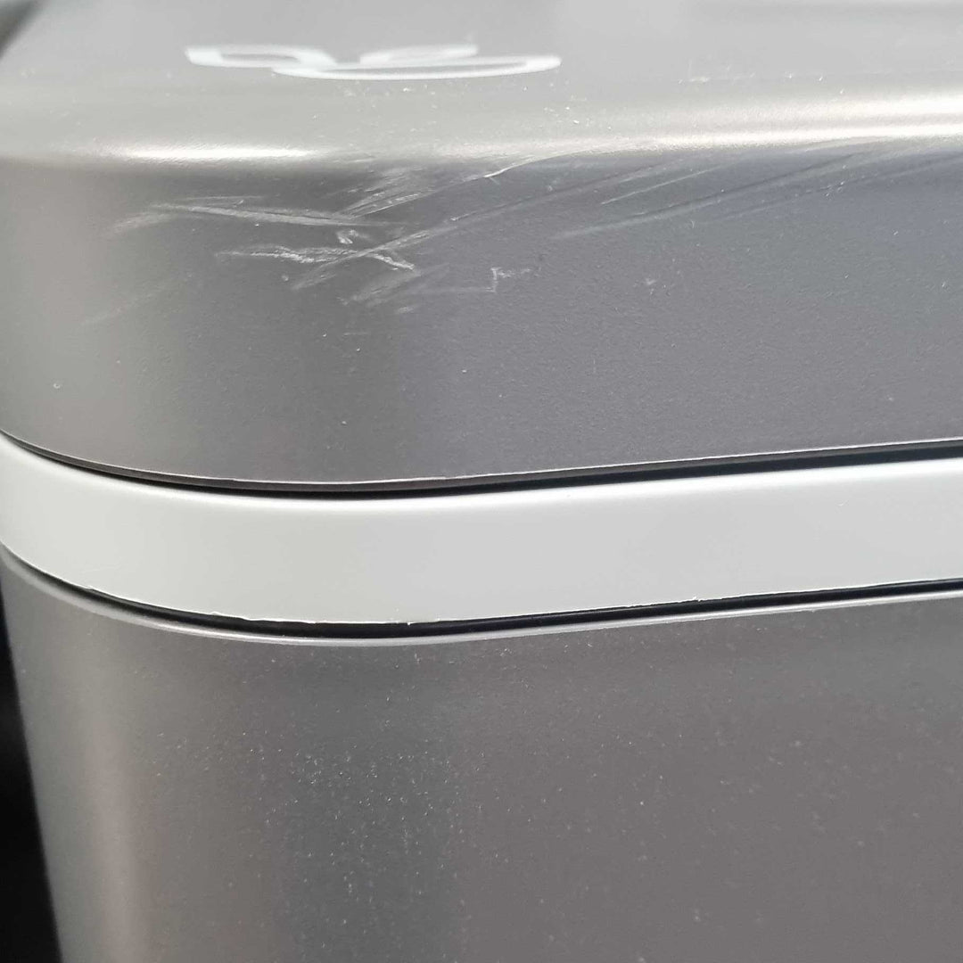 Kratzer am Deckel der voll funktionsfähigen B Ware aus dem Trelino Outlet.