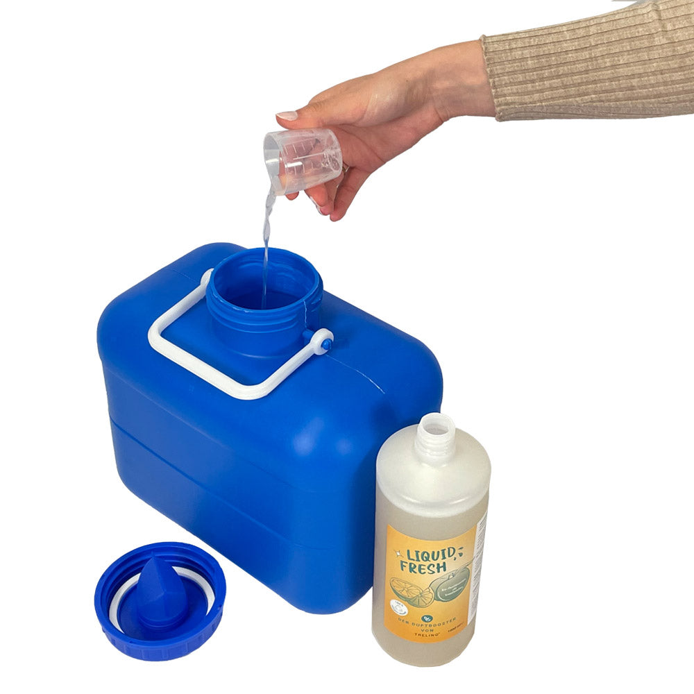 Blauer Wasserkanister mit offenem Deckel, einen Schuss Liquid Fresh, Hand füllt Flüssigkeit ein.