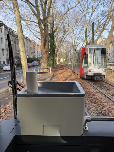 Mobiles Waschbecken Trelino Splash S in Weiß mit Akku Wasserhahn.