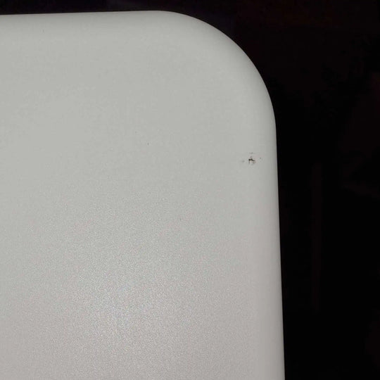 Detailansicht einer kleinen Druckstelle an der Kante einer Trelino Evo. Der Schönheitsfehler beeinträchtigt die Funktion der Trenntoilette nicht.