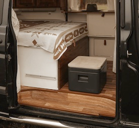 Trelino Origin S auf dem Boden im Van.