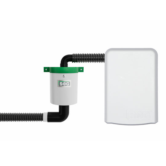 Weißer Trenntoiletten-Lüfter mit grünem Deckel und schwarzem Anschlussrohr.