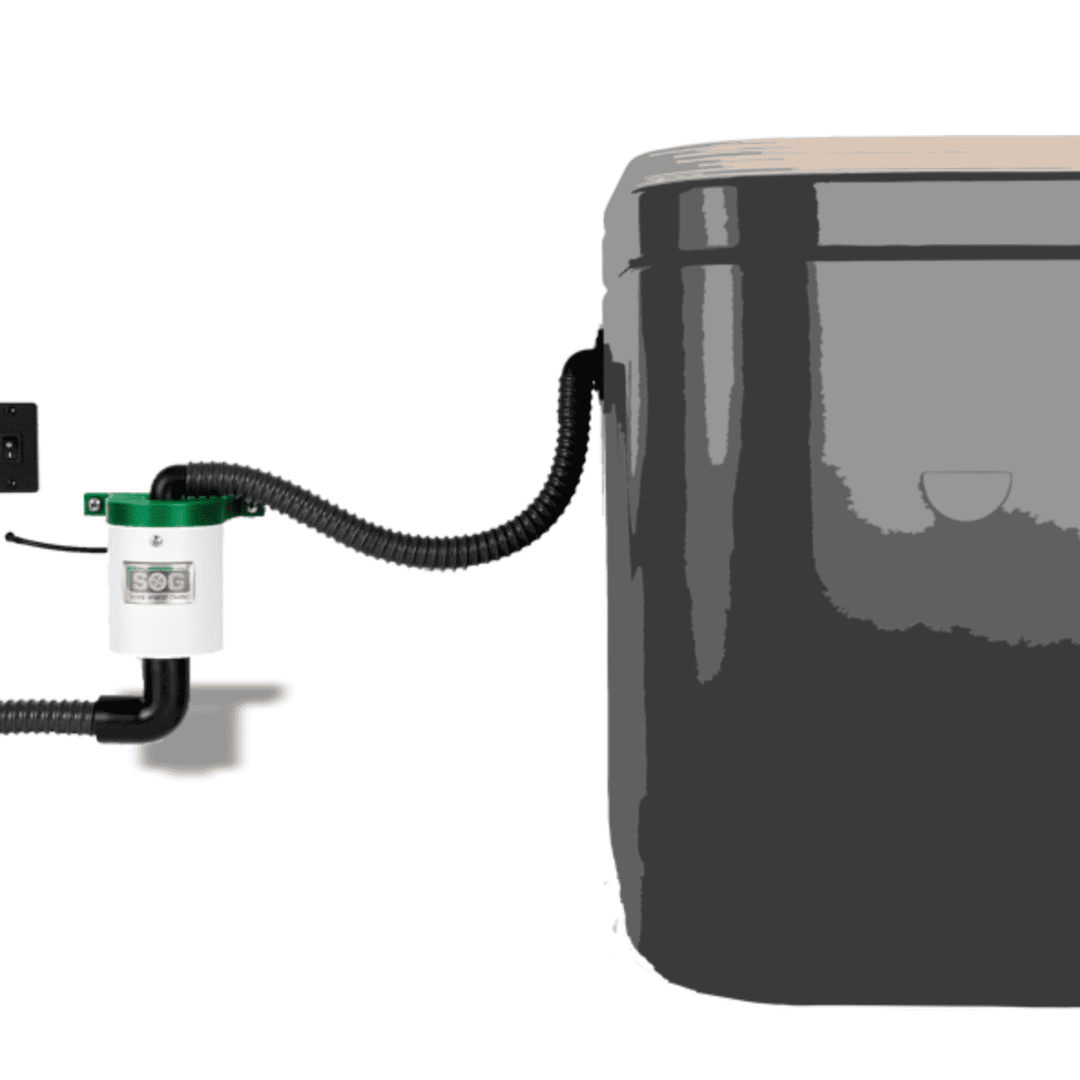 Schwarzer Komposttoilettenlüfter mit flexiblem Schlauchanschluss und weißem Lüftergehäuse.