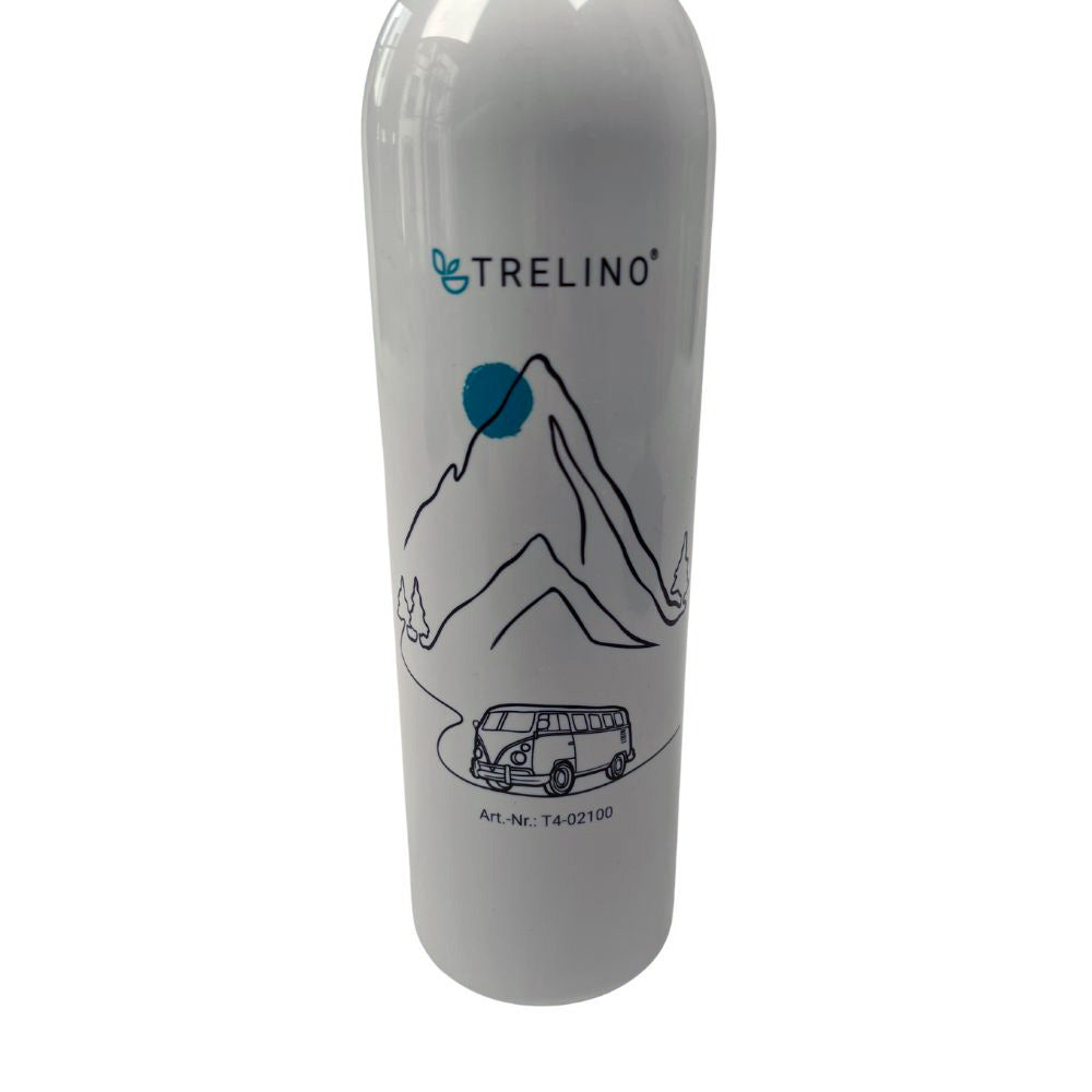 Weißflasche mit blauem Trelino-Logo, Berggrafik und Bulli-Illustration aus Metall.