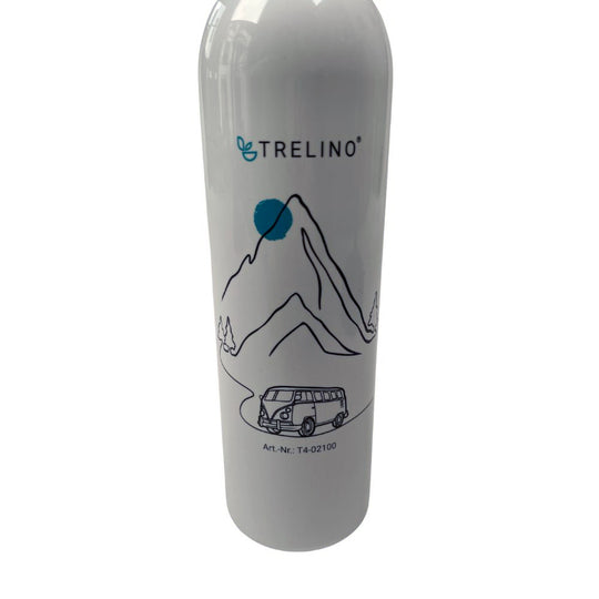 Weißflasche mit blauem Trelino-Logo, Berggrafik und Bulli-Illustration aus Metall.