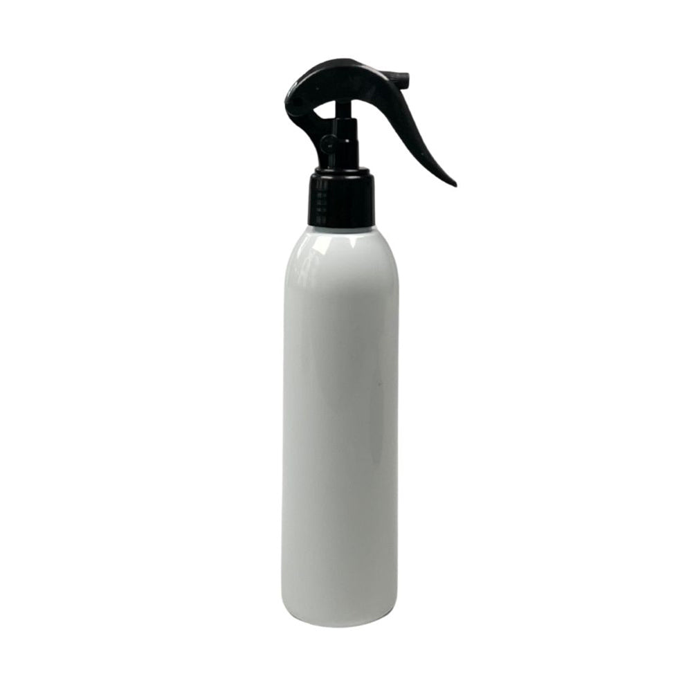 Weiße Sprayflasche mit schwarzem Sprühkopf aus Kunststoff, schlankes Design.