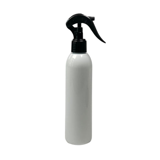 Weiße Sprayflasche mit schwarzem Sprühkopf aus Kunststoff, schlankes Design.