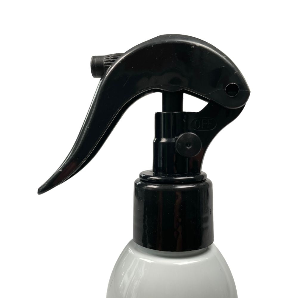 Sprühflasche mit schwarzem Hebel und weißem Behälter, kompakt.