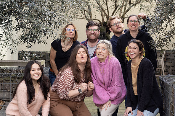 Ein Gruppenfoto von einem Teil des Teams von Trelino mit albernen Grimassen.