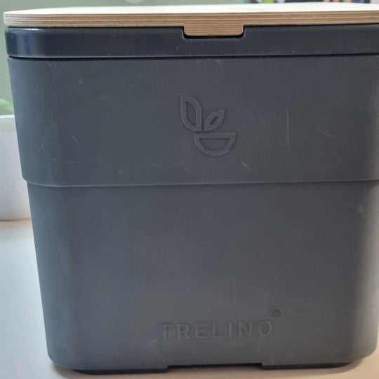 Nahansicht der Oberfläche der Trelino Trockentrenntoilette aus dem Outlet - reduziert angeboten 