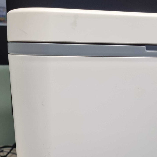 Leichte optische Schrammen auf dem Deckel einer Trelino Trenntoilette - 2. Wahl.