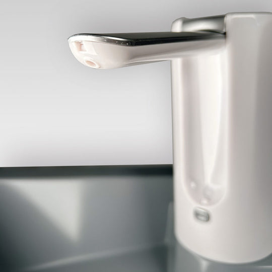 Anthrazitfarbenes mobiles Waschbecken mit schlankem Wasserhahn für Outdoor Waschbecken und Camping Spüle.