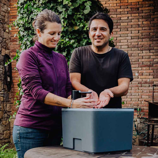 Mobiles Waschbecken Anthrazit beim Outdoor-Handwaschen, kompaktes Camping Waschbecken.