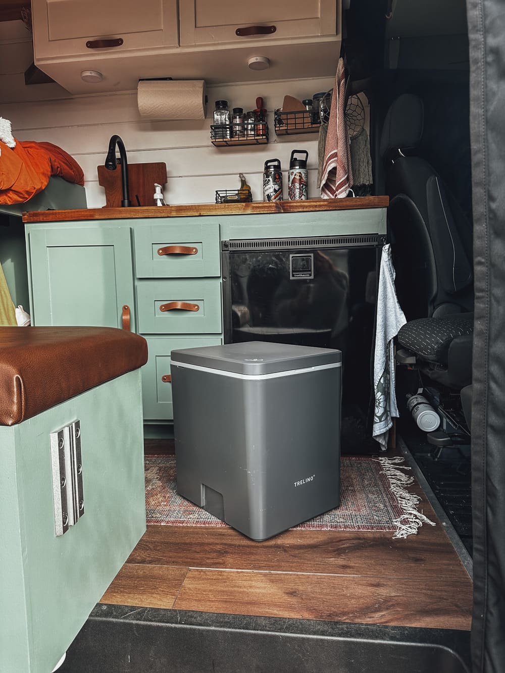 Trelino Evo Trockentrenntoilette im Kastenwagen mit Holzmöbeln im Hintergrund