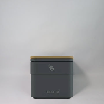 Kompakte tragbare Trelino Origin XS Trenntoilette im Eurobox-Format mit Holzdeckel.