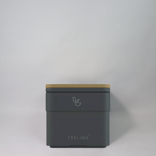 Kompakte tragbare Trelino Origin XS Trenntoilette im Eurobox-Format mit Holzdeckel.